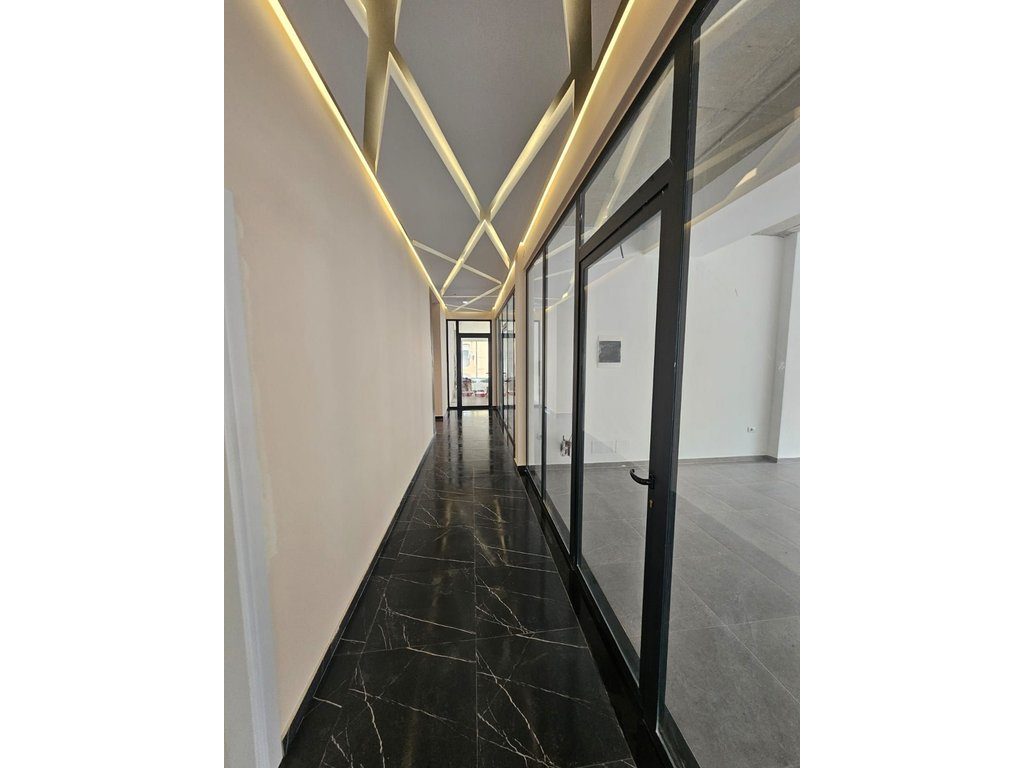 Ambjent Komercial për Qira – Buzë Rruge Kryesore, shumë pranë Qendrës së Tiranës- 366 m2