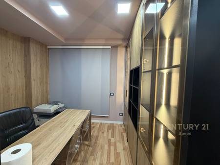 Zyrë me Qira tek Donika Center – Ambient Profesional