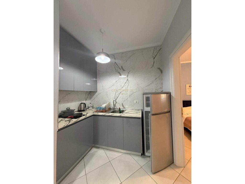 Shitet Apartament 1+1 në Uji i Ftohtë – pranë Vilave Qeveritare
