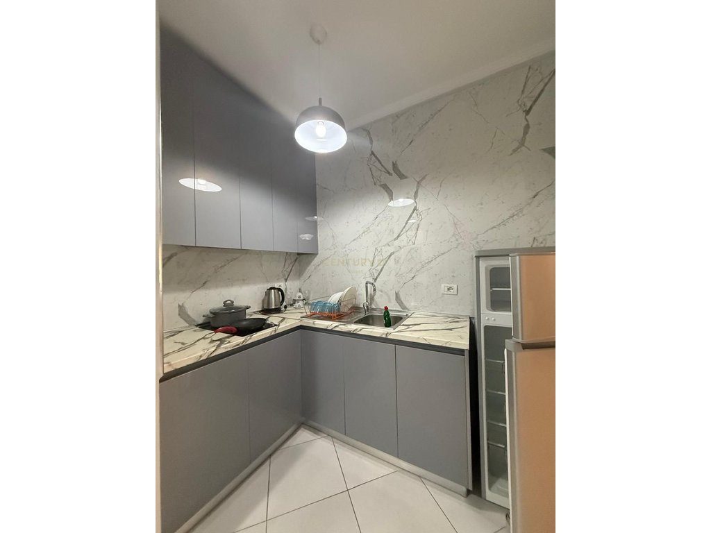 Shitet Apartament 1+1 në Uji i Ftohtë – pranë Vilave Qeveritare