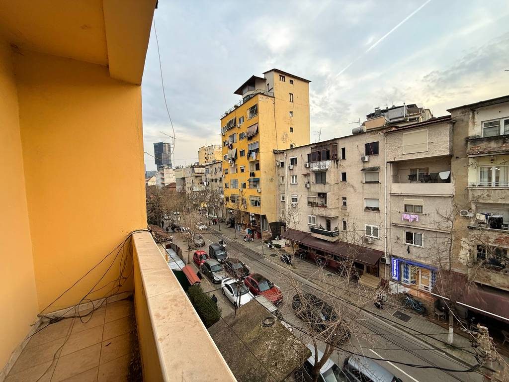 AMBIENT ZYRASH ME POST PARKIMI PER QIRA NE RRUGEN MINE PEZA!