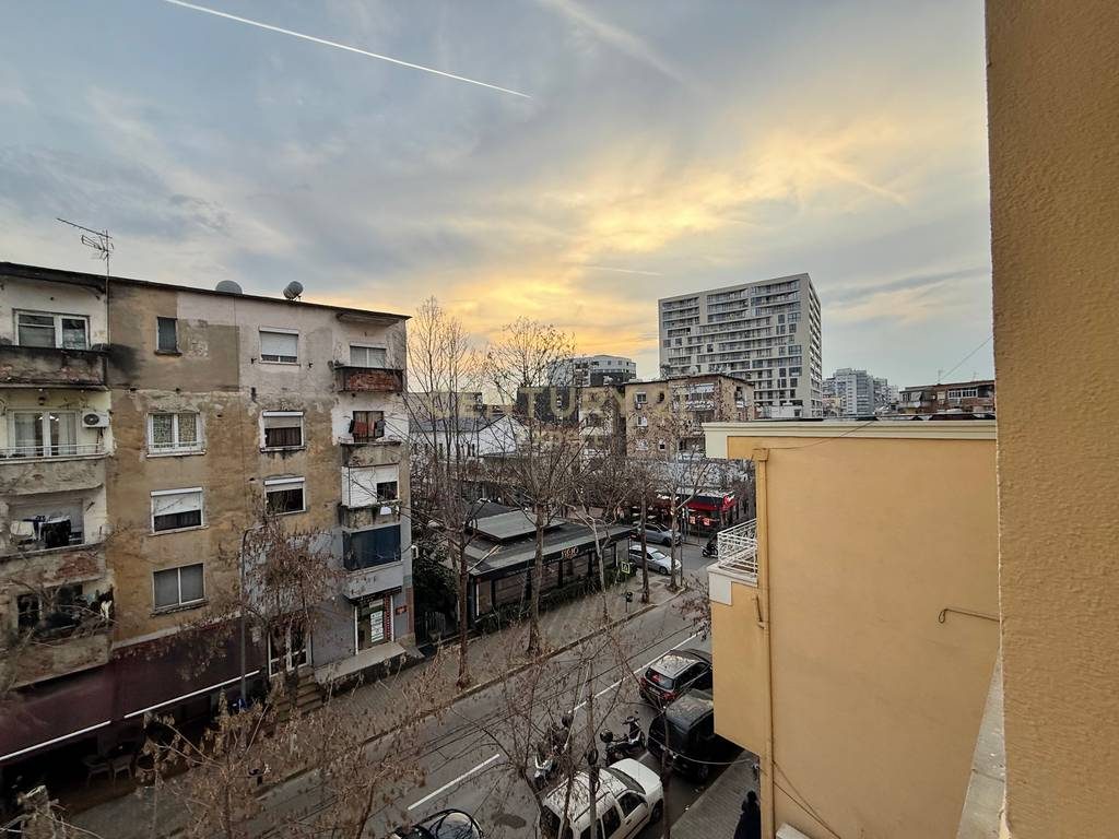 AMBIENT ZYRASH ME POST PARKIMI PER QIRA NE RRUGEN MINE PEZA!