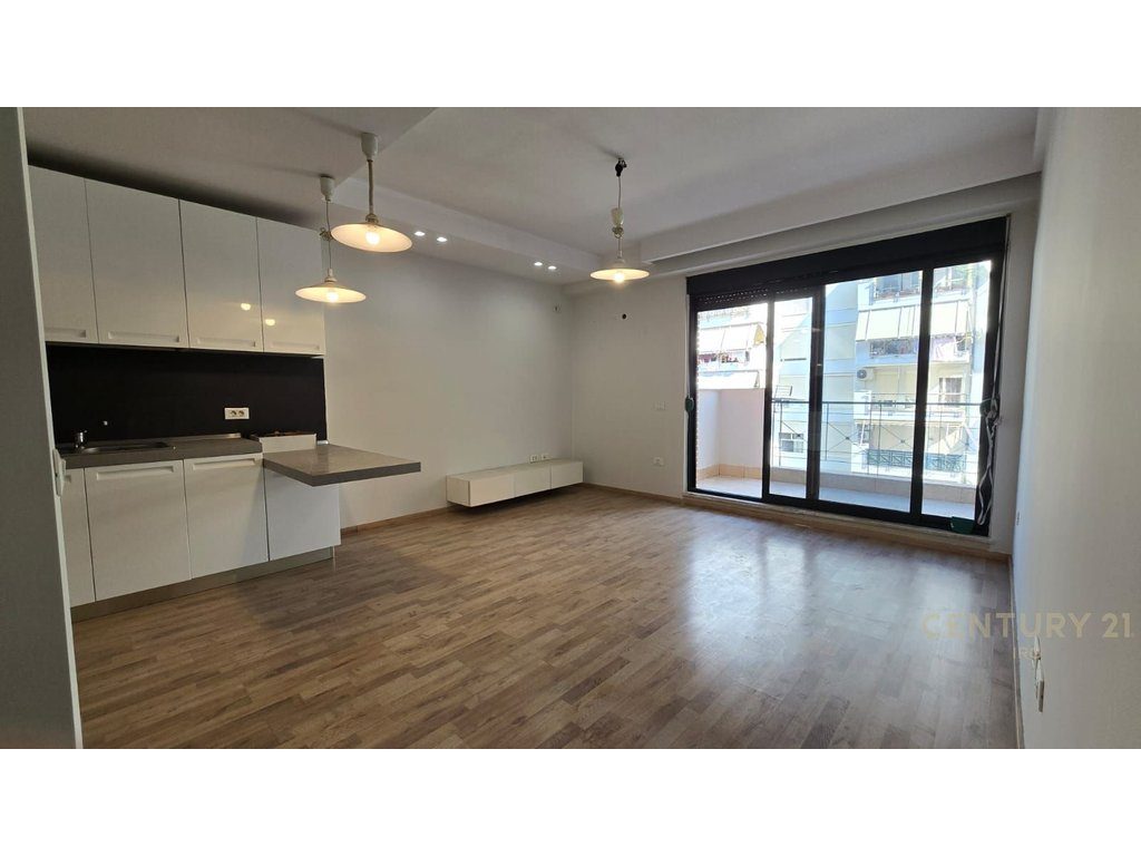 APARTAMENT 1+1 TEK KOMPLEKSI DELIJORGJI!