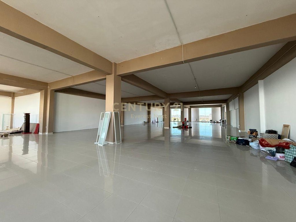 AMBIENT KOMERCIAL / SHOWROOM ME QIRA   |AUTOSTRADA DURRES-TIRANE