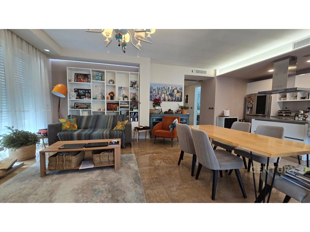 PENTHOUSE 3+1+2 ME VERANDE + POST PARKIMI, LIQENI I THATE!!!