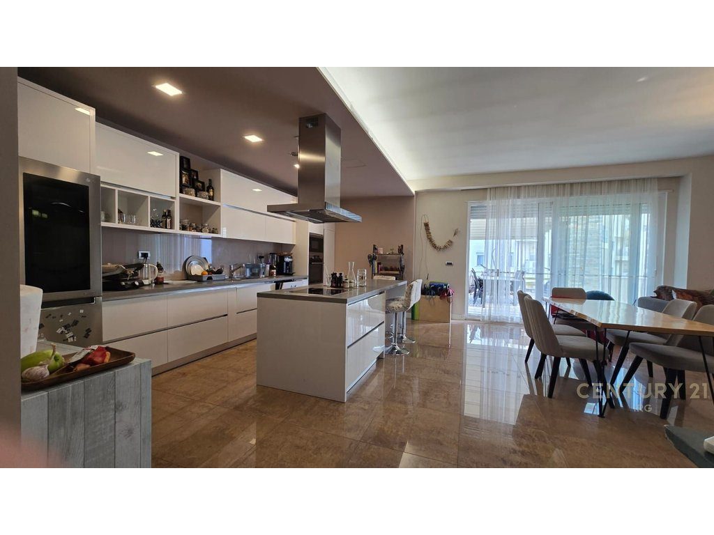 PENTHOUSE 3+1+2 ME VERANDE + POST PARKIMI, LIQENI I THATE!!!