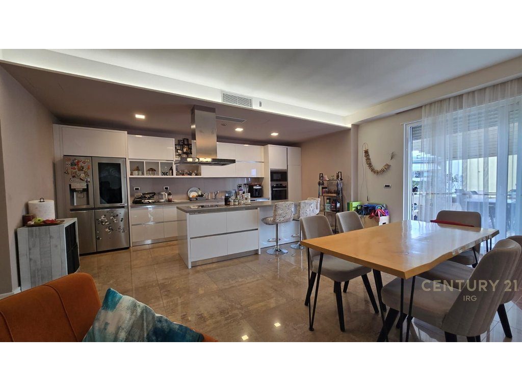 PENTHOUSE 3+1+2 ME VERANDE + POST PARKIMI, LIQENI I THATE!!!