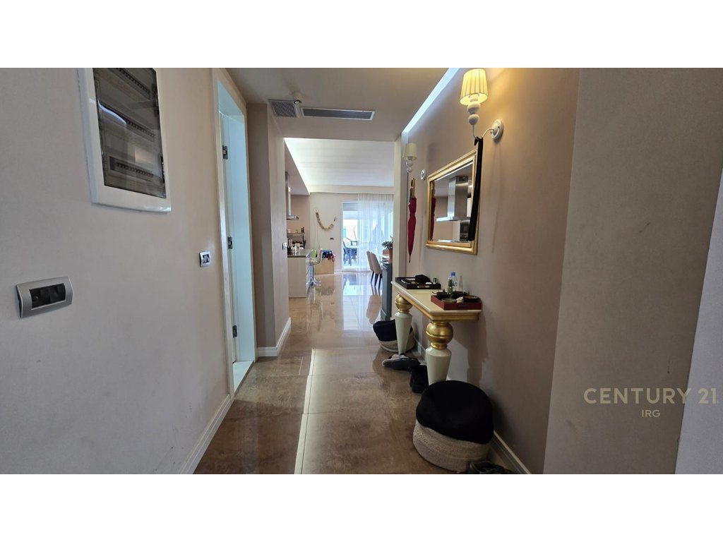 PENTHOUSE 3+1+2 ME VERANDE + POST PARKIMI, LIQENI I THATE!!!