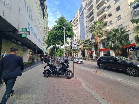 Shitet biznes Tabacchino në Bllok, Tiranë