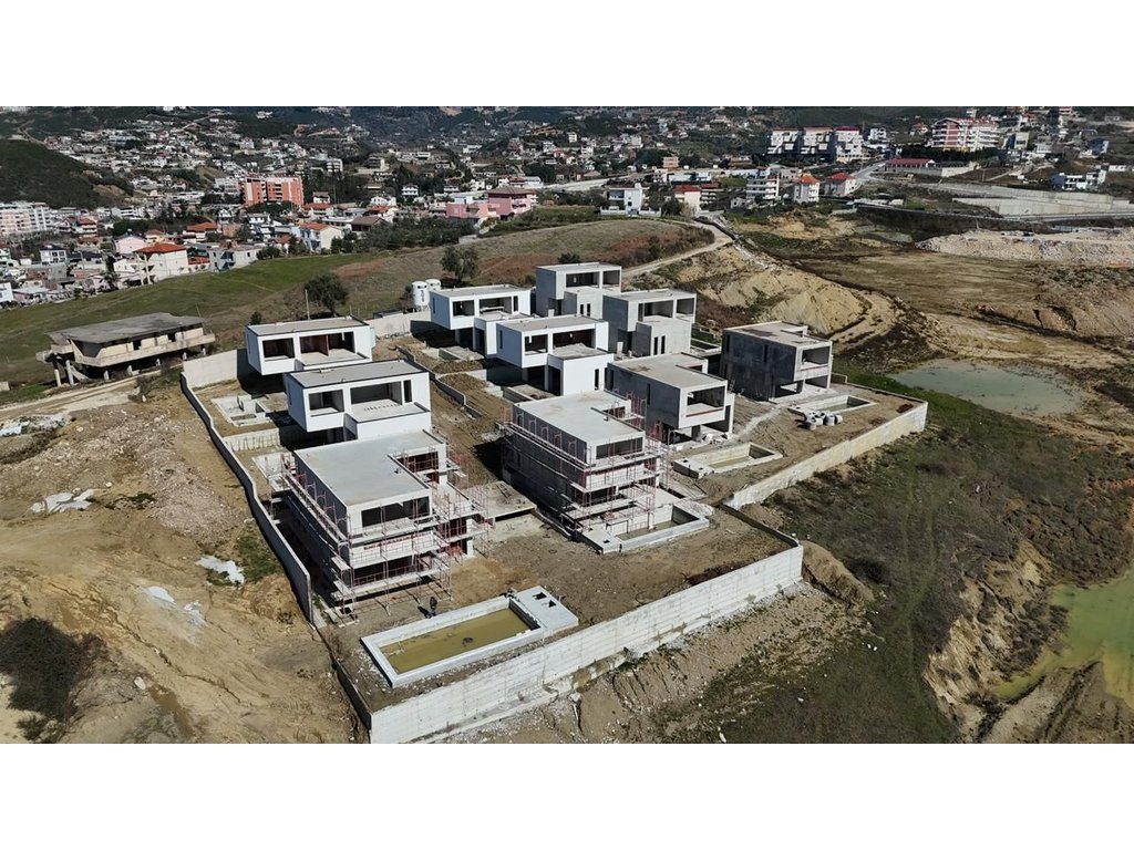 Vilë Ekskluzive për Shitje në Liqeni i Farkës .  Elegancë, Hapësirë dhe Privatësi Absolute!