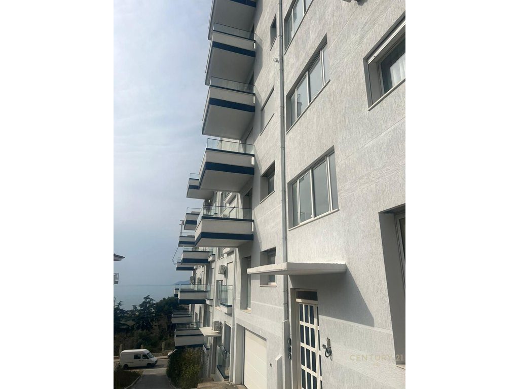 Apartament 2+1+2  me verande per shitje tek Uji i Ftohte