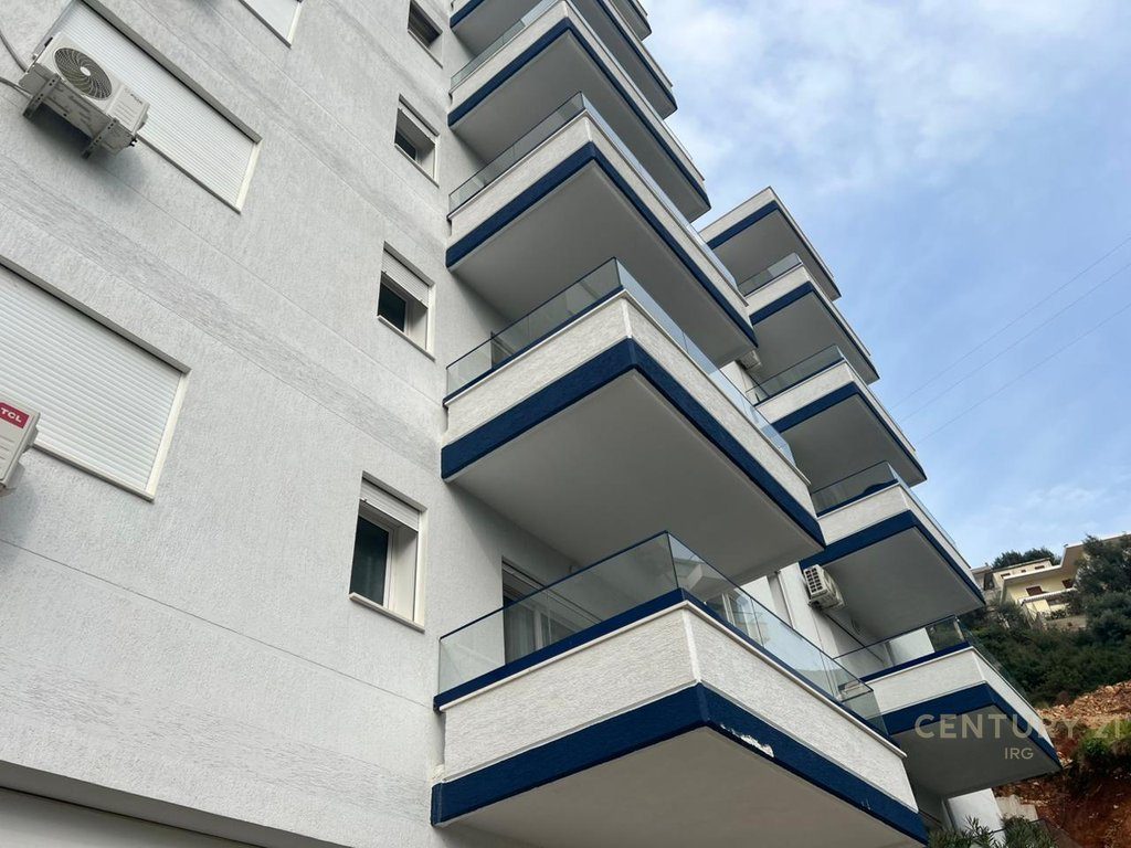 Apartament 2+1+2  me verande per shitje tek Uji i Ftohte