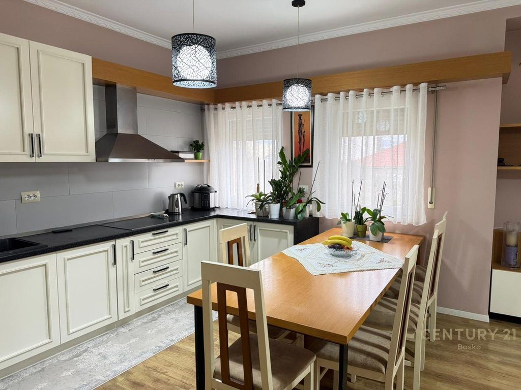 🏡 Super Vilë me Qira – Me Kopsht të Gjelbëruar dhe Parkim për 2 Makina