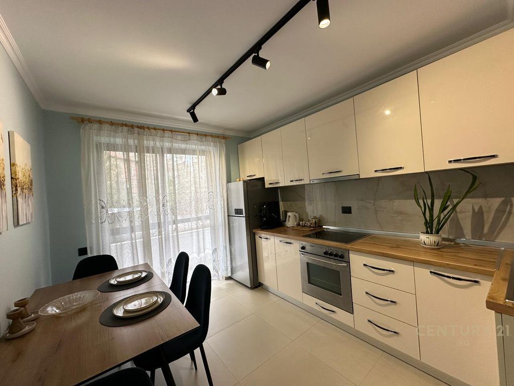 Apartament 1+1 me kuzhine te vecuar, pranë Lulishtes “1 Maji” – përballë Ish-Ekspozitës