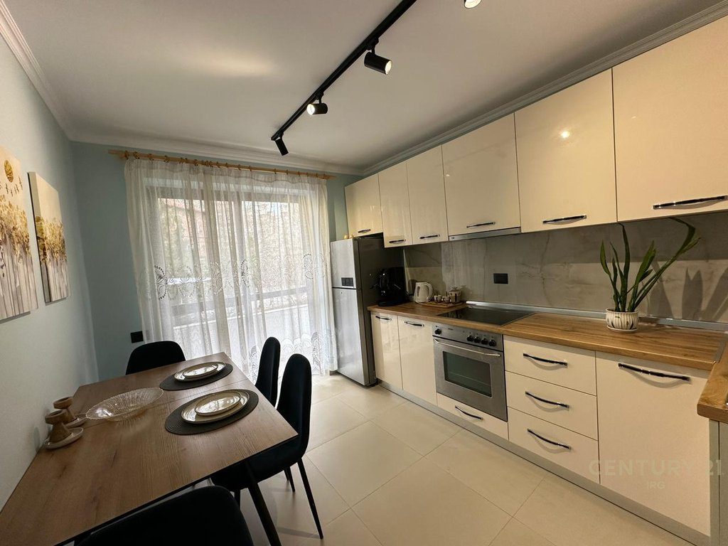 Apartament 1+1 me kuzhine te vecuar, pranë Lulishtes “1 Maji” – përballë Ish-Ekspozitës