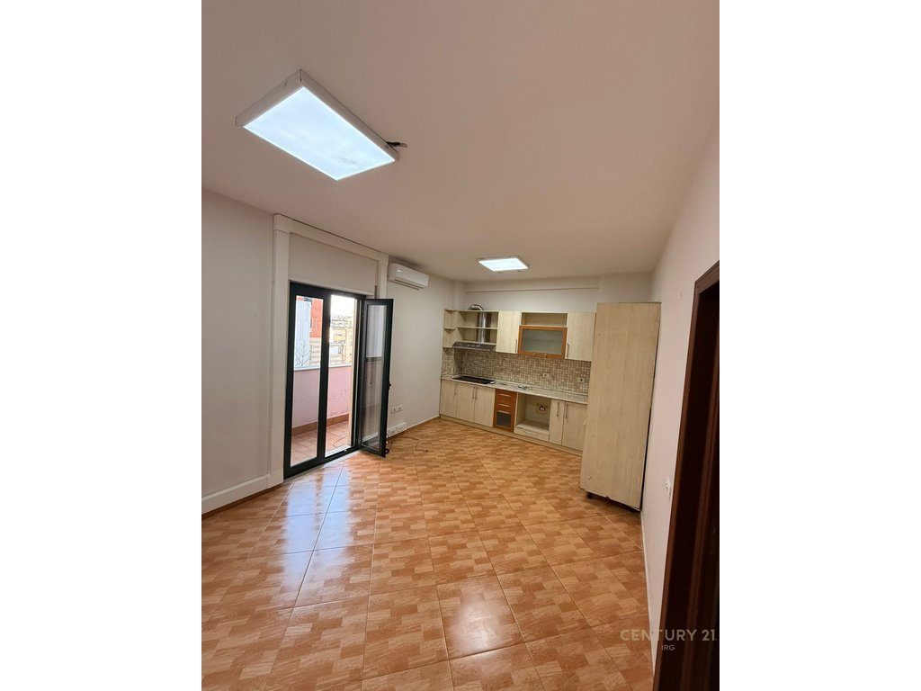 Zyre me Qira tek Galeria 17 Nentori