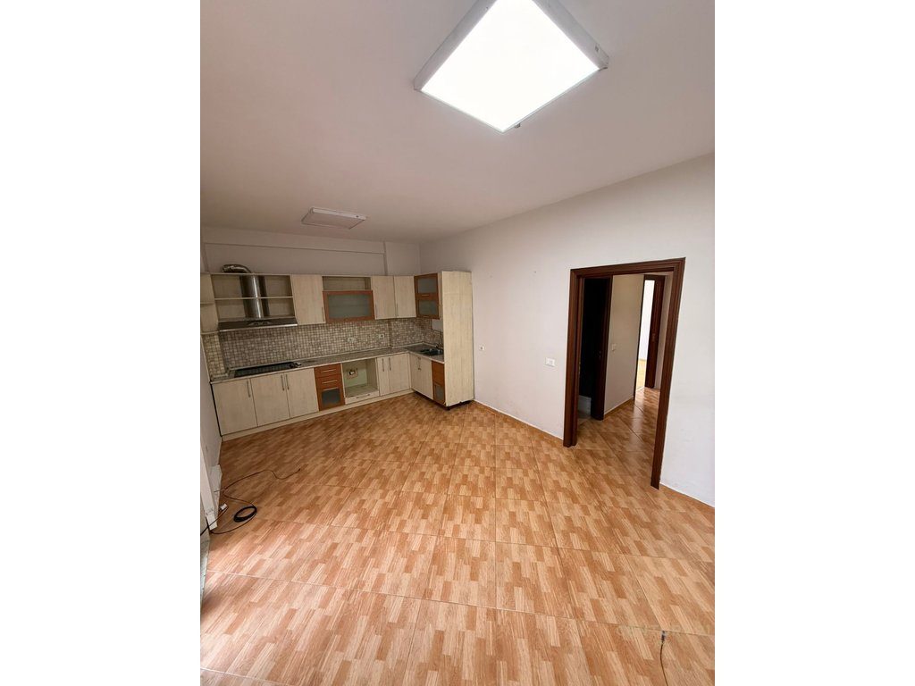Zyre me Qira tek Galeria 17 Nentori