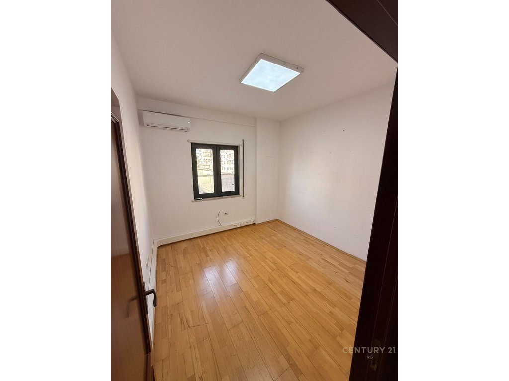 Zyre me Qira tek Galeria 17 Nentori