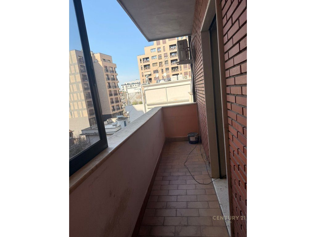 Zyre me Qira tek Galeria 17 Nentori