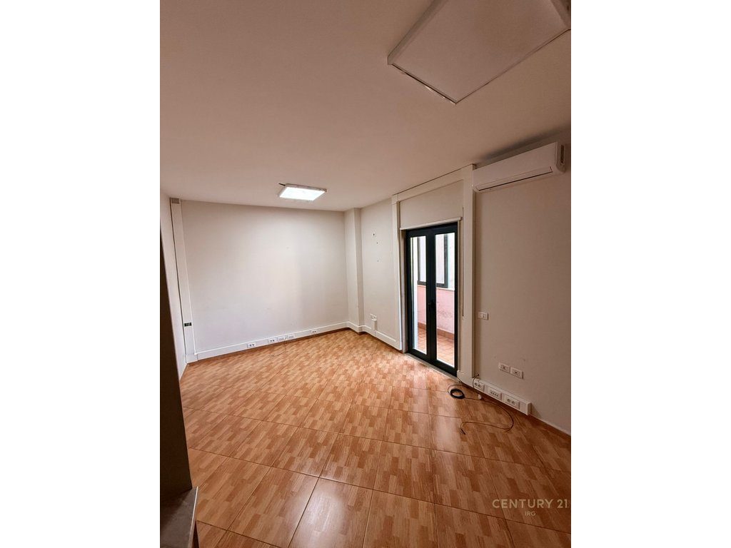 Zyre me Qira tek Galeria 17 Nentori