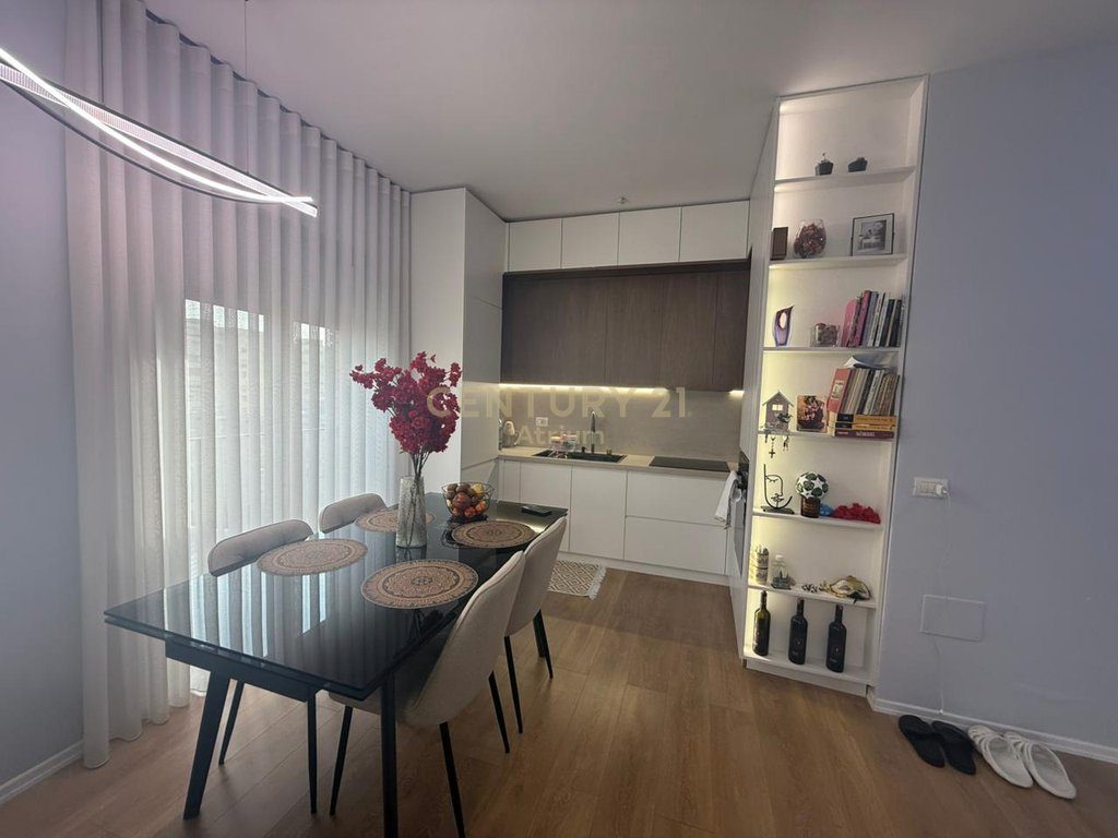 Shitet apartament 1+1 tek kompleksi 5D Porcelan , prane TV klan!