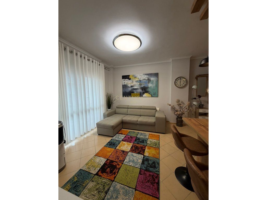 SHITET APARTAMENT 1+1 PRANE RESTORANT SHPIRAGU NE GOLEM !