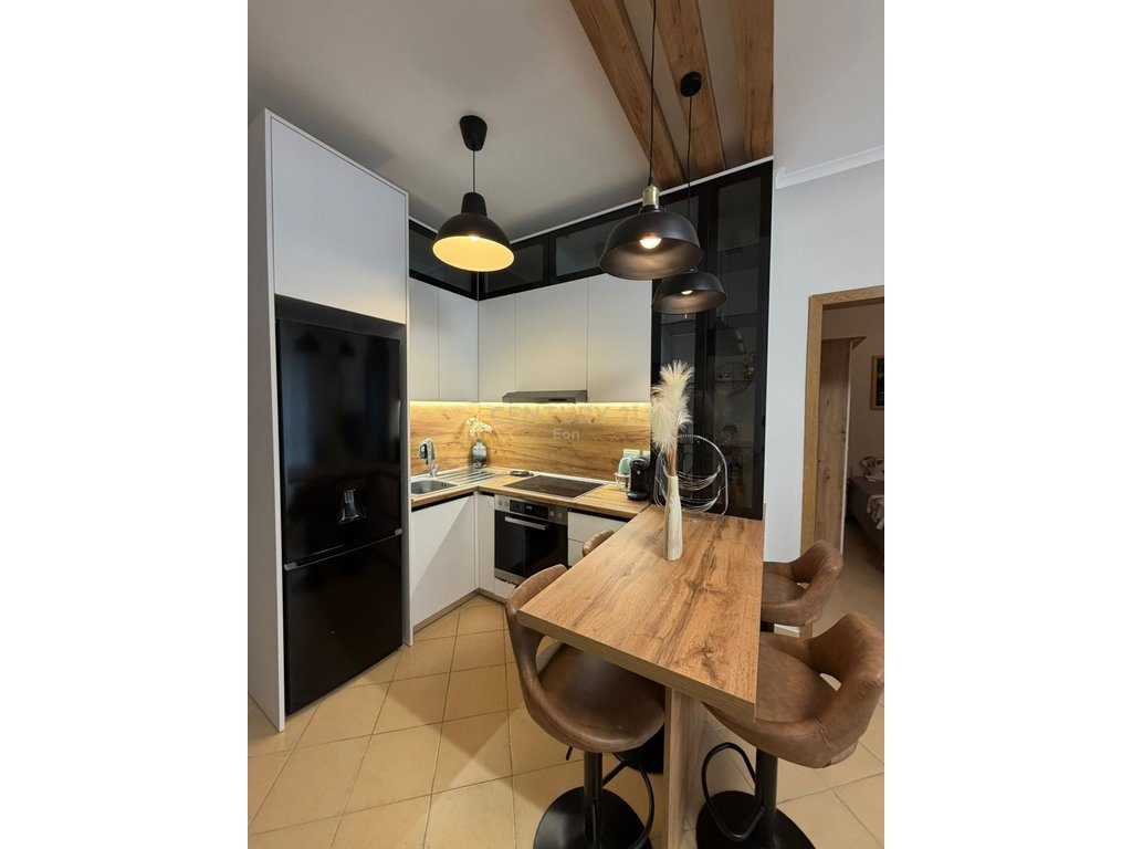 SHITET APARTAMENT 1+1 PRANE RESTORANT SHPIRAGU NE GOLEM !