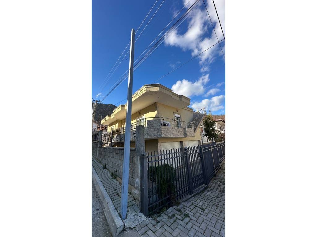 SHTËPI PRIVATE PËR SHITJE NË POGRADEC – RRUGA E MOKRËS, ME 200 M2 TRUALL !!!!