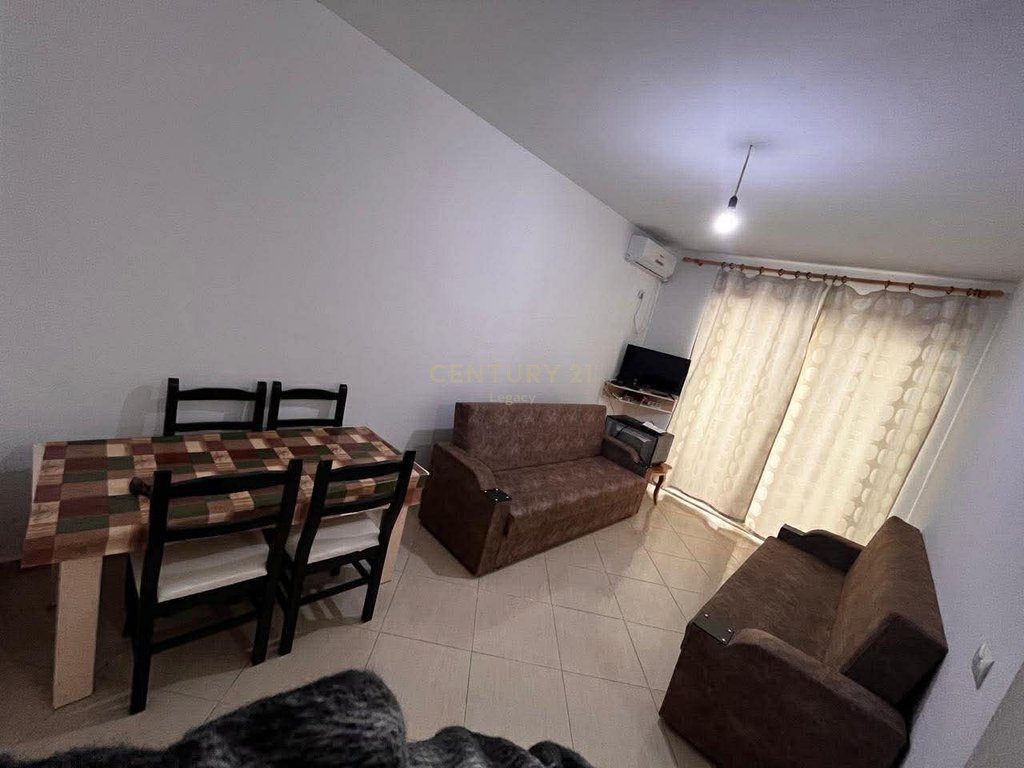 Shitet apartament në zemër të Shëngjinit – 70 metra nga deti