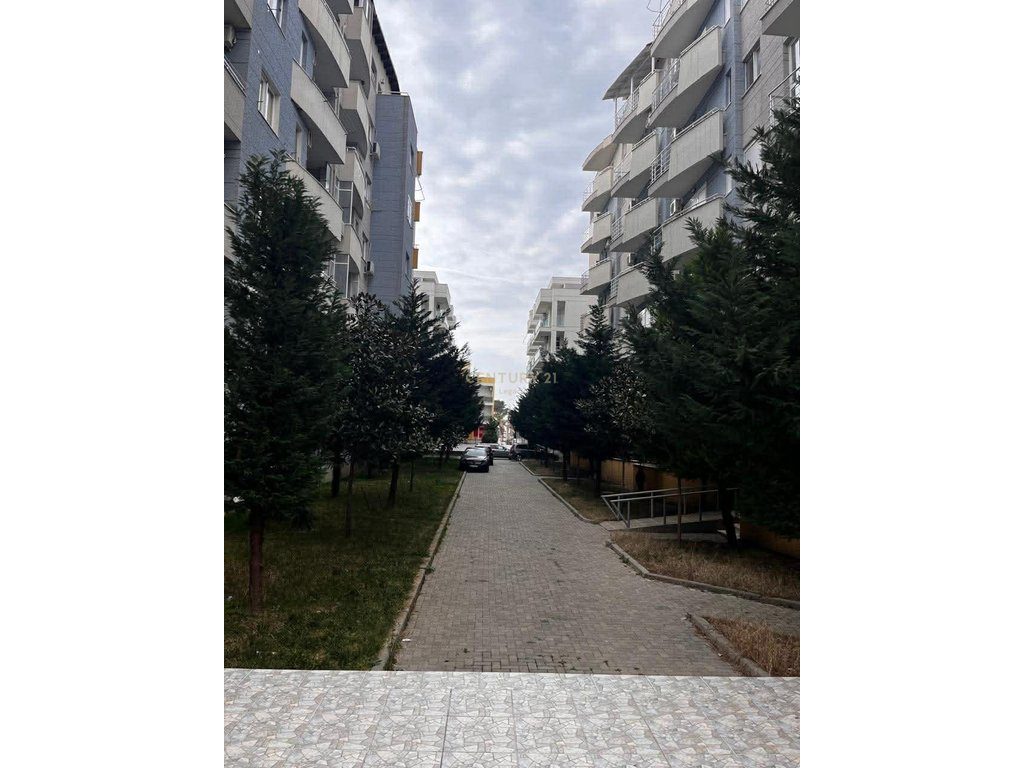 Shitet apartament në zemër të Shëngjinit – 70 metra nga deti