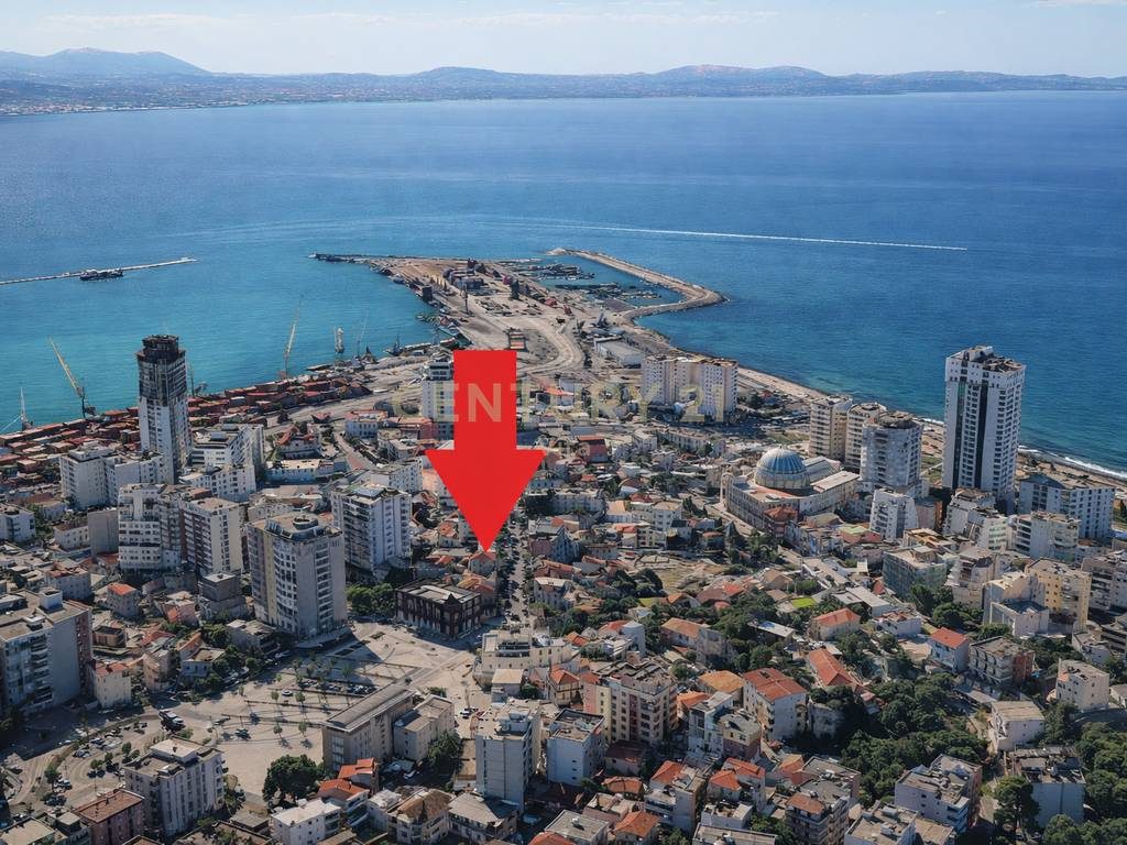 SHITET VILE ME 3 APARTAMENTE TE VECUARA + OBORR BASHKE ME 3 DYQANE I PERBASHKET NE BULEVARDIN EPIDAMN NE QENDER TE DURRE...