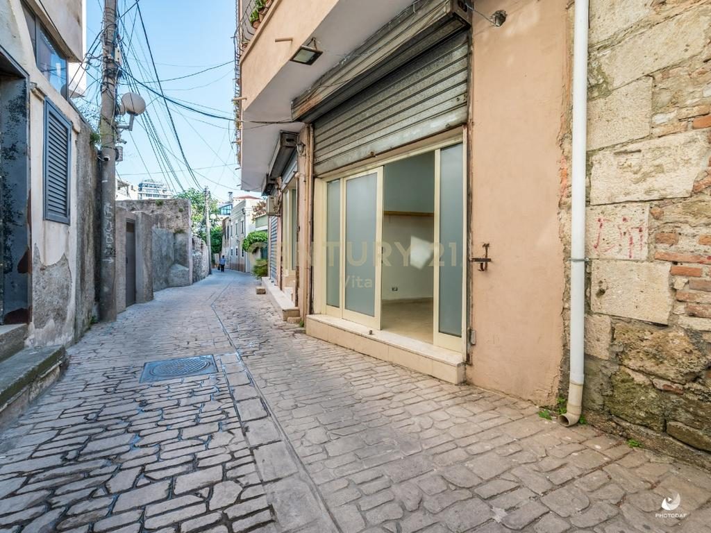 SHITET VILE ME 3 APARTAMENTE TE VECUARA + OBORR BASHKE ME 3 DYQANE I PERBASHKET NE BULEVARDIN EPIDAMN NE QENDER TE DURRE...
