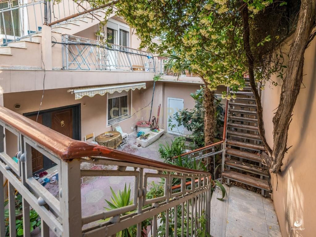 SHITET VILE ME 3 APARTAMENTE TE VECUARA + OBORR BASHKE ME 3 DYQANE I PERBASHKET NE BULEVARDIN EPIDAMN NE QENDER TE DURRE...