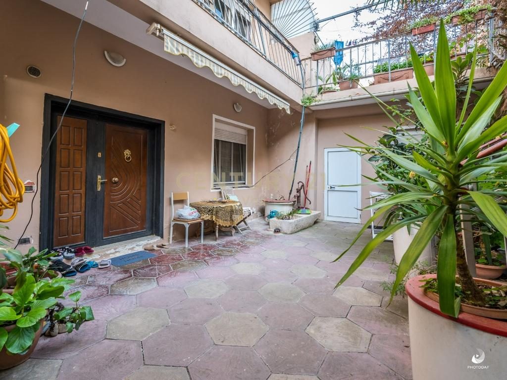 SHITET VILE ME 3 APARTAMENTE TE VECUARA + OBORR BASHKE ME 3 DYQANE I PERBASHKET NE BULEVARDIN EPIDAMN NE QENDER TE DURRE...
