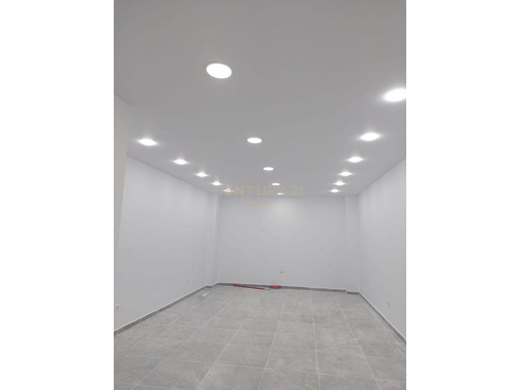 Okazion!!! Shitet Ambient Komercial 154m2 në Fresk