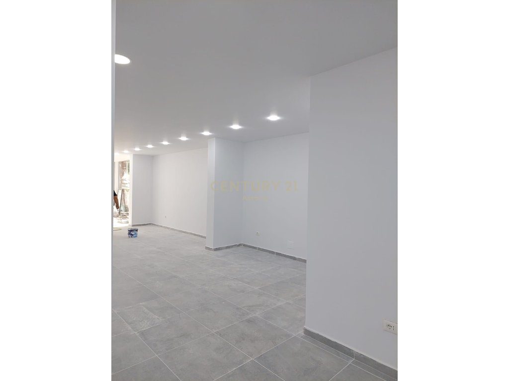 Okazion!!! Shitet Ambient Komercial 154m2 në Fresk
