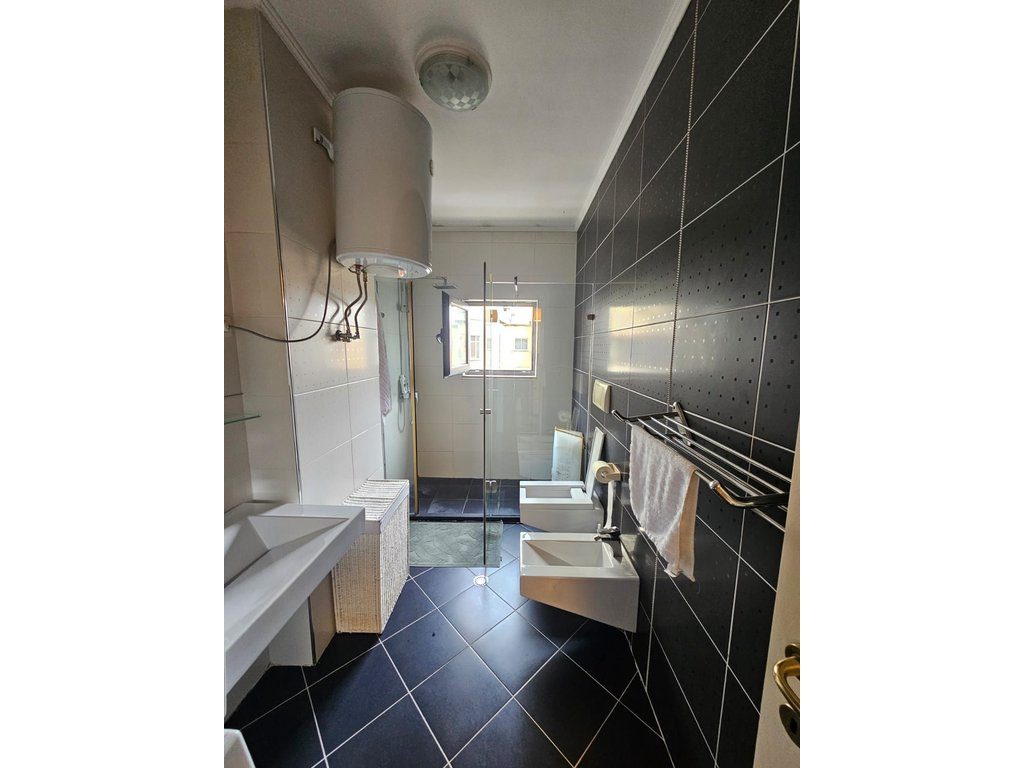 Prane Liqenit artificial i Tiranes- Apartament Modern 2+1+2  me Qira