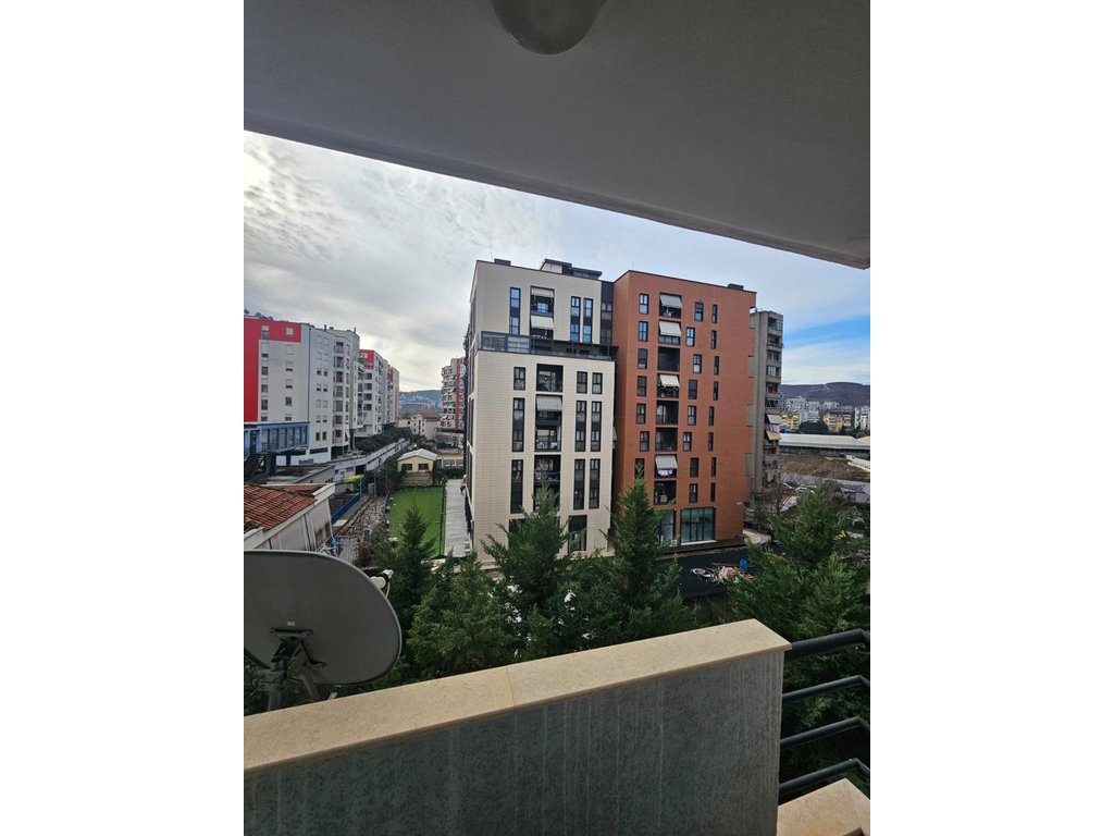Prane Liqenit artificial i Tiranes- Apartament Modern 2+1+2  me Qira