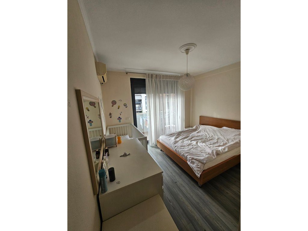 Prane Liqenit artificial i Tiranes- Apartament Modern 2+1+2  me Qira