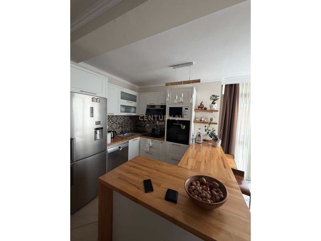 SHITET APARTAMENT 3+1+2 TUALETE DHE ME POST PARKIMI NE VOLLGA !