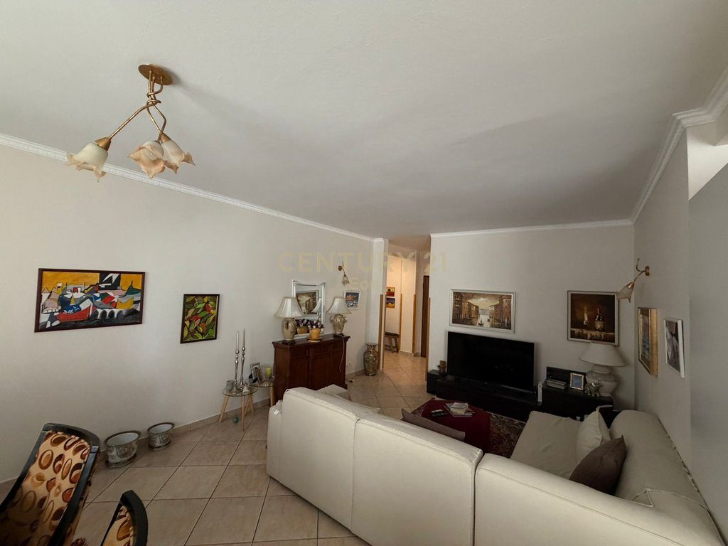 SHITET APARTAMENT 3+1+2 TUALETE DHE ME POST PARKIMI NE VOLLGA !