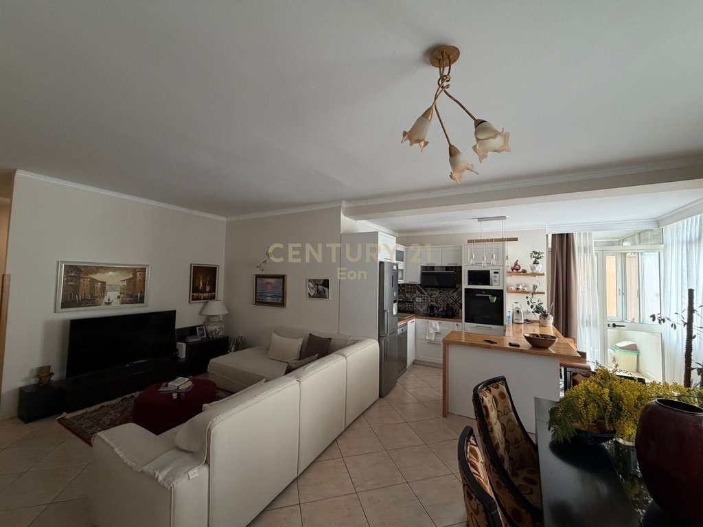 SHITET APARTAMENT 3+1+2 TUALETE DHE ME POST PARKIMI NE VOLLGA !