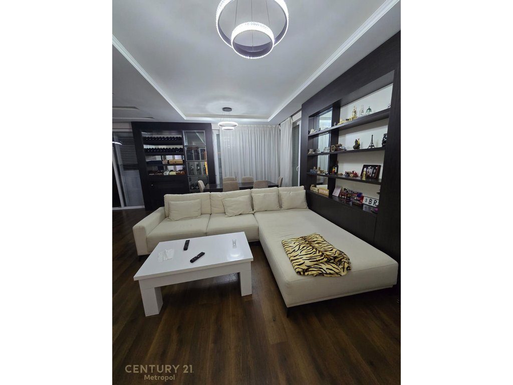 Apartament 2+1+2 + Post Parkimi 
Per Qira, Stadiumi Selman Stermasi  Tiranë