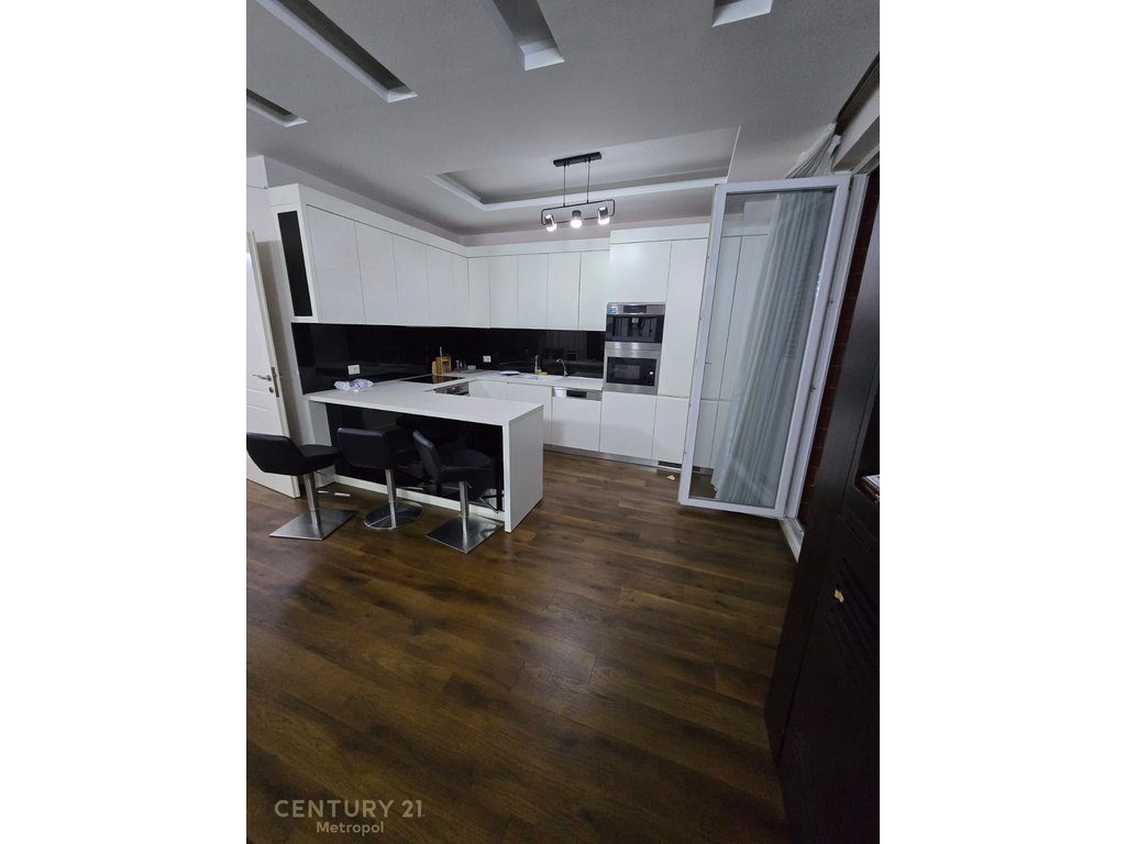 Apartament 2+1+2 + Post Parkimi 
Per Qira, Stadiumi Selman Stermasi  Tiranë