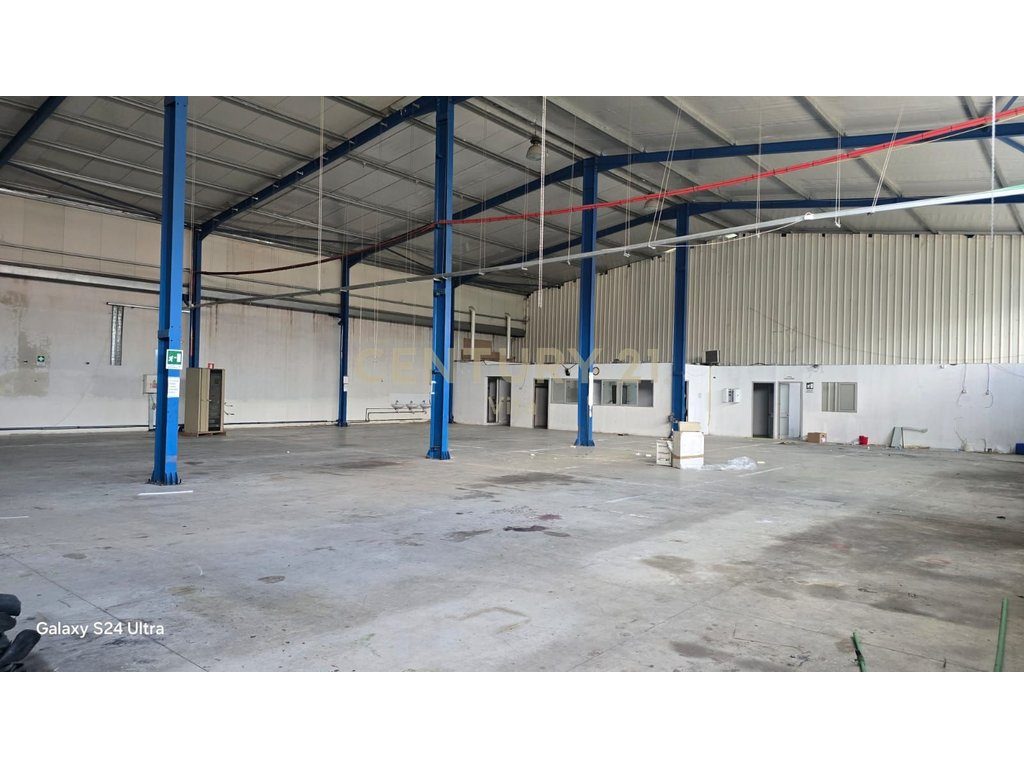 Magazinë  me Qira në Autostradën Durrës-Tiranë  300m2