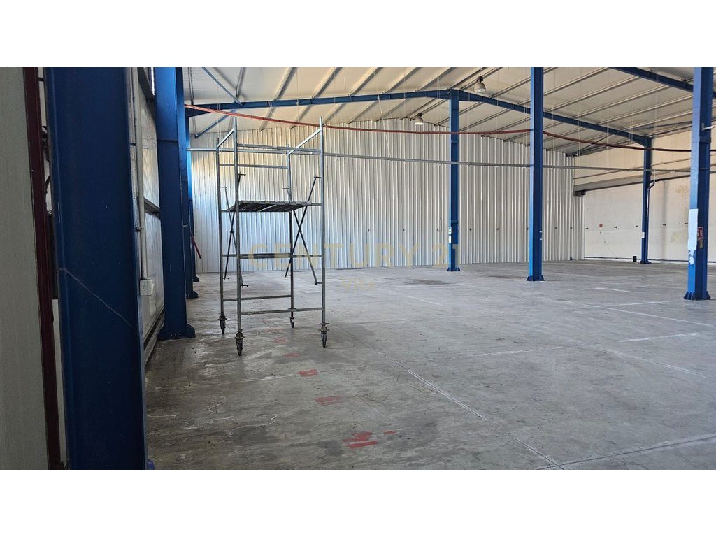 Magazinë  me Qira në Autostradën Durrës-Tiranë  300m2