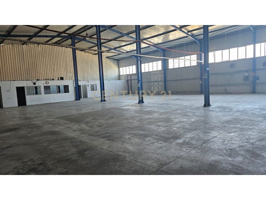 Magazinë  me Qira në Autostradën Durrës-Tiranë  300m2
