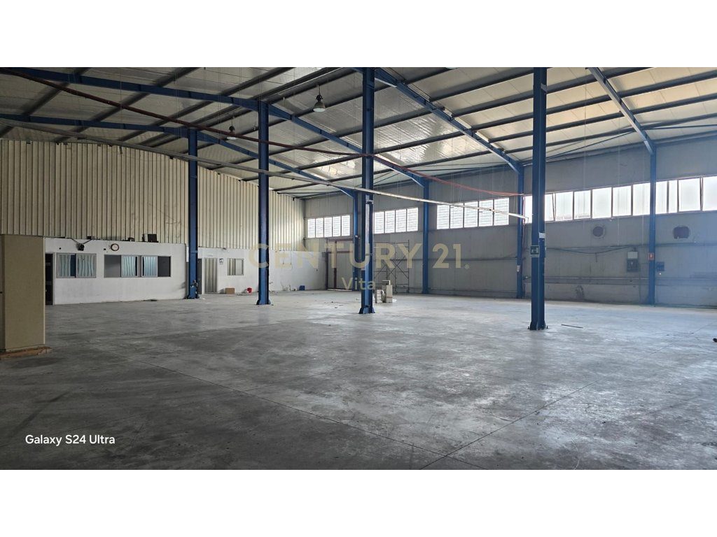 Magazinë  me Qira në Autostradën Durrës-Tiranë  300m2