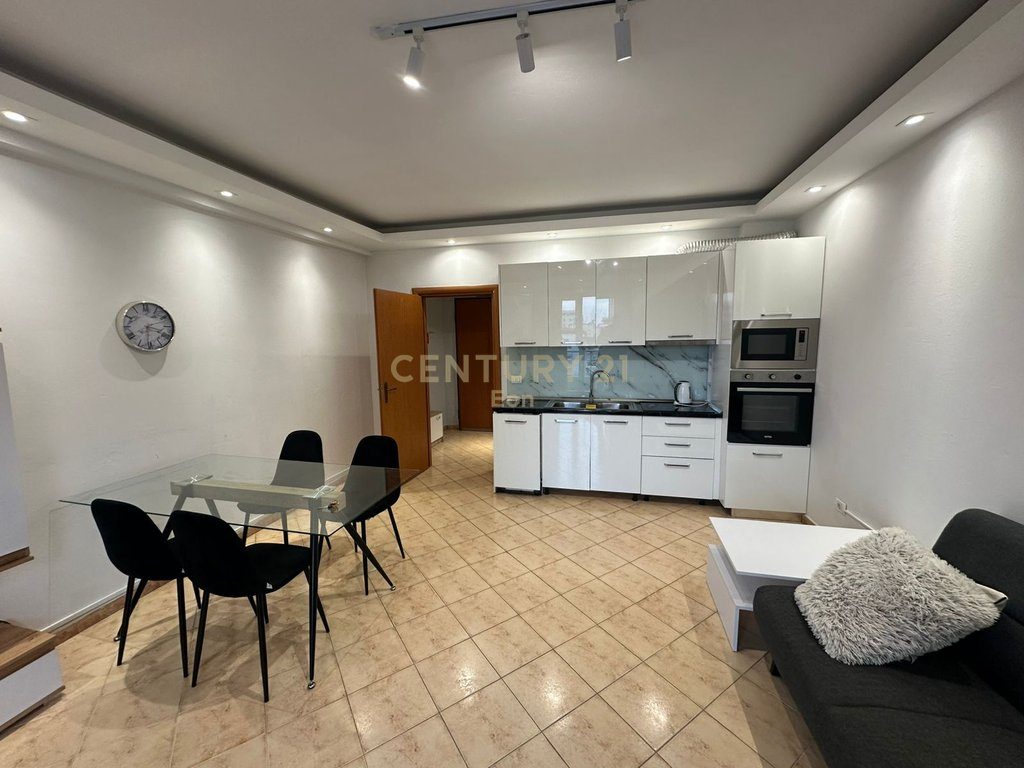SHESIM APARTAMENT 1+1 NE QENDER TE DURRESIT, PALLATI SPORTIT !