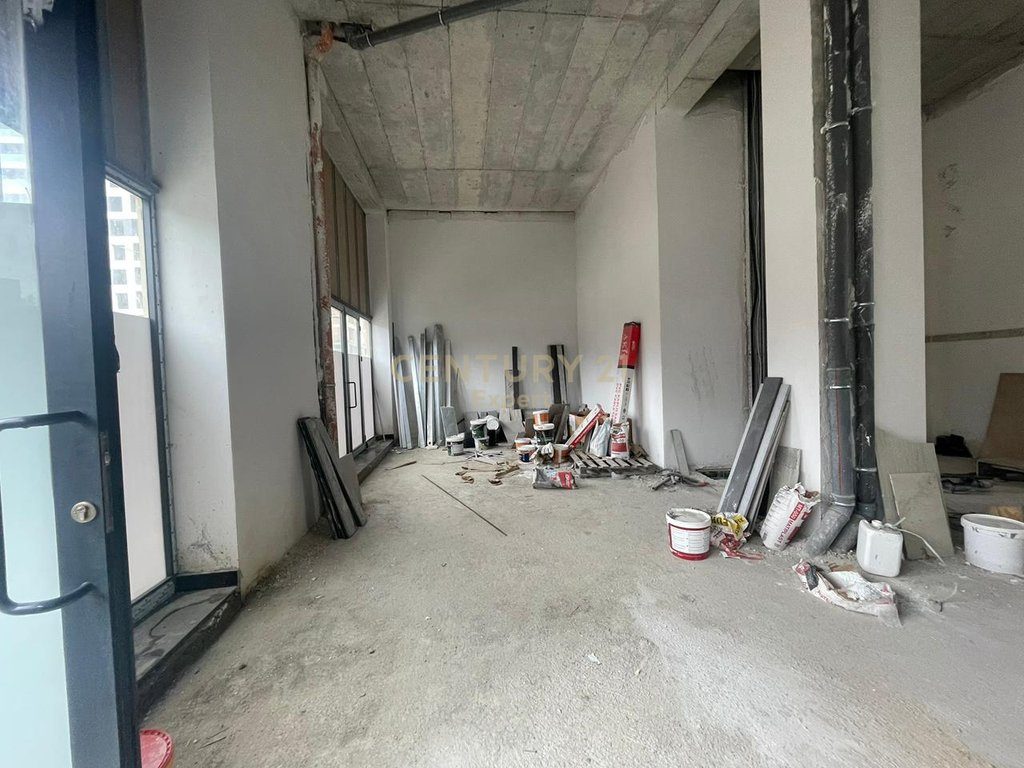 NJESI KOMERCIALE OPENSPACE PER SHITJE NE REZIDENCEN KINOBLOCK, PORCELAN !!